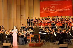 Chương trình có nội dung ấn tượng khi kết hợp ca, múa, nhạc, lời bình nghệ thuật, phóng sự tài liệu; sử dụng công nghệ 3D Mapping, đồ họa màn hình... (Ảnh: Thanh Tùng/TTXVN)