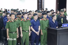 Các bị cáo tại phiên tòa. (Ảnh: Đậu Tất Thành/TTXVN)