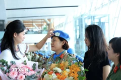 Con gái Thiếu tá Nguyễn Thị Vân Anh tiễn mẹ lên đường thực hiện nhiệm vụ gìn giữ hòa bình. (Ảnh: Tuấn Anh/TTXVN)