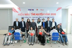 Bà Đỗ Thị Trang, Phó Bí thư chuyên trách Đảng ủy TTXVN và Phó Giáo sư, Tiến sỹ Nguyễn Hà Thanh, Viện trưởng Viện Huyết học - Truyền máu Trung ương chụp ảnh lưu niệm cùng người hiến máu tình nguyện. (Ảnh: Lê Đông/TTXVN)