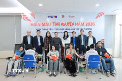 Bà Đỗ Thị Trang, Phó Bí thư chuyên trách Đảng ủy TTXVN và Phó Giáo sư, Tiến sỹ Nguyễn Hà Thanh, Viện trưởng Viện Huyết học - Truyền máu Trung ương chụp ảnh lưu niệm cùng người hiến máu tình nguyện. (Ảnh: Lê Đông/TTXVN)