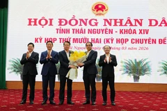 Lãnh đạo tỉnh Thái Nguyên tặng hoa chúc mừng tân Phó chủ tịch UBND tỉnh. (Ảnh: Hoàng Nguyên/TTXVN)