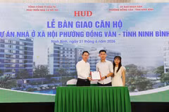 Trao biên bản bàn giao nhà cho cư dân. (Nguồn: Vietnam+)