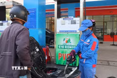 Cửa hàng xăng dầu Trần Phú, phường Nghĩa Lộ, tỉnh Quảng Ngãi bán xăng E10 cho người dân. (Ảnh: Phạm Cường/TTXVN)