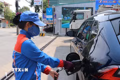 Cửa hàng xăng dầu Trần Phú, phường Nghĩa Lộ, tỉnh Quảng Ngãi bán xăng E10 cho người dân. (Ảnh: Phạm Cường/TTXVN)