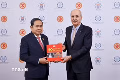 Chủ tịch Quốc hội Trần Thanh Mẫn tặng sách "80 năm Quốc hội Việt Nam" cho Chủ tịch Quốc hội Thổ Nhĩ Kỳ Numan Kurtulmus. (Ảnh: Doãn Tấn/TTXVN)