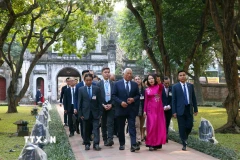 Chủ tịch Hội đồng châu Âu António Costa đến tham quan Khu di tích quốc gia đặc biệt Văn Miếu-Quốc Tử Giám. (Ảnh: Phạm Kiên/TTXVN)