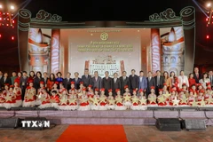 Các đại biểu chụp ảnh lưu niệm tại lễ đón nhận danh hiệu thành phố Hà Nội là thành viên Mạng lưới Thành phố học tập toàn cầu của UNESCO. (Ảnh: Phan Phương/TTXVN)