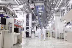 Công nhân làm việc tại nhà máy của Samsung Electronics. (Nguồn: Korea Times)