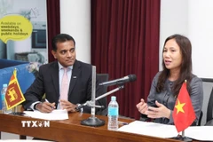 Đại sứ Trịnh Thị Tâm giải đáp các câu hỏi của doanh nghiệp. (Ảnh do Đại sứ quán cung cấp)