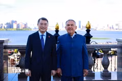 Thủ tướng Lê Minh Hưng gặp Người đứng đầu Cộng hòa Tatarstan Rustam Minnikhanov. (Ảnh: Dương Giang/TTXVN)