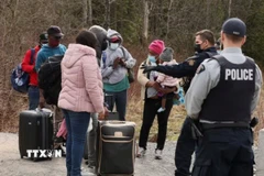 Cảnh sát chặn người di cư vượt biên từ Mỹ vào Canada tại trạm kiểm soát ở tỉnh Quebec (Canada) ngày 24/4/2022. (Ảnh: REUTERS/TTXVN)