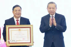 Tổng Bí thư Tô Lâm trao Huân chương Lao động hạng Nhất tặng Văn phòng Trung ương Đảng. (Ảnh: Thống Nhất/TTXVN)