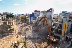 Nhiều cần cẩu cỡ lớn cùng thiết bị chuyên dụng được huy động giải phóng mặt bằng phục vụ dự án cầu Tứ Liên. Ảnh: Lê Đông - TTXVN