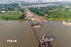 Nhiều mũi thi công được triển khai đồng loạt, tập trung vào các hạng mục cọc khoan nhồi, bệ trụ, cầu dẫn và công trình phụ trợ. Nhà đầu tư đã huy động nhân lực, thiết bị, tổ chức thi công liên tục nhằm bám sát tiến độ tổng thể, phấn đấu hoàn thành công trình cầu Trần Hưng Đạo trong quý 2/2027. (Ảnh: Phạm Tuấn Anh/TTXVN)