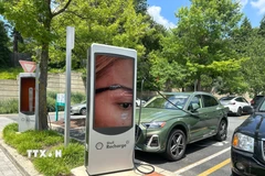 Một xe EV tại trạm sạc ở Mỹ. (Ảnh: Ngọc Quang/TTXVN)