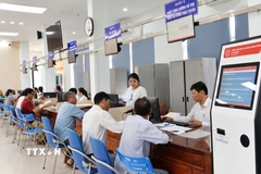 Trung tâm Phục vụ hành chính công xã Mộ Đức, Quảng Ngãi giải quyết hồ sơ cho hàng chục người dân mỗi ngày. (Ảnh: Đinh Hương/TTXVN)