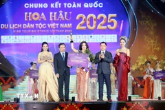 Thí sinh Trần Minh Phương đăng quang Hoa hậu Du lịch Dân tộc Việt Nam năm 2025. (Ảnh: Quang Quyết/TTXVN)