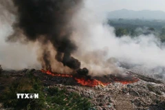Đám cháy tại bãi rác dốc Đá Mài (xã Cát Tiên, Lâm Đồng) xuất hiện từ trưa 27/3 và hiện đang được các lực lượng chức năng nỗ lực khống chế, dập tắt. (Ảnh: TTXVN phát)