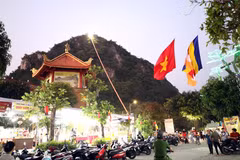 Một góc chùa Quán Thế Âm, Ngũ Hành Sơn, thành phố Đà Nẵng lung linh trong đêm khai mạc Lễ hội. (Ảnh: Trần Lê Lâm /TTXVN)