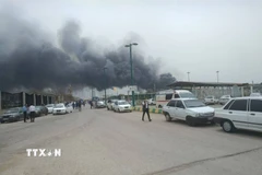 Khói bốc lên tại hiện trường vụ nổ Trung tâm hoá dầu Mahshahr ở Ahvaz, thủ phủ tỉnh Khuzestan, Iran. (Ảnh: liveuamap.com/TTXVN)