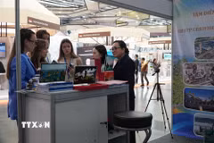 Khách tham quan gian hàng của tỉnh Quảng Ninh (Việt Nam) tại INNOPROM 2026. (Ảnh: Tâm Hằng/TTXVN)