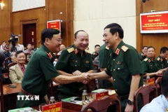 Đại tướng Phan Văn Giang, Phó Bí thư Quân ủy Trung ương, Ủy viên Bộ Chính trị, Bộ trưởng Bộ Quốc phòng thăm hỏi sức khỏe các cán bộ cấp cao nghỉ hưu, nghỉ công tác trên địa bàn các tỉnh phía Nam. (Ảnh: Xuân Khu/TTXVN)