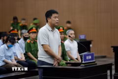 Chủ tịch Tập đoàn Phúc Sơn Nguyễn Văn Hậu trình bày tại phiên tòa sáng 4/7/2025. (Ảnh: Quốc Lũy/TTXVN)