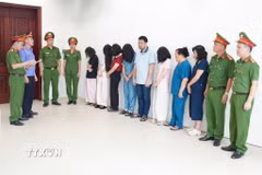 Cơ quan công an đọc lệnh khởi tố vụ án, khởi tố bị can nhóm đối tượng liên quan đến Phòng khám Đa khoa Y học Nghệ An về tội "Lừa dối khách hàng". (Ảnh: TTXVN phát)