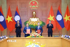 Thủ tướng Lê Minh Hưng và Thủ tướng Lào Sonexay Siphandone chứng kiến trao Thỏa thuận hợp tác giữa Bộ Tài chính Việt Nam và Bộ Tài chính Lào giai đoạn 2026-2030. (Ảnh: Dương Giang/TTXVN)