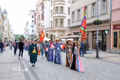 Đoàn diễu hành áo dài đi qua các con phố của thành phố Karlovy Vary. (Ảnh: Việt Thắng/TTXVN)