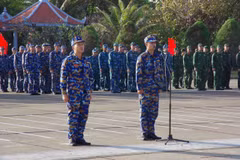 Chào cờ sáng mùng 1 Tết Bính Ngọ 2026. (Ảnh: TTXVN phát)