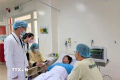 Bệnh nhân Kim J.H trong thời gian điều trị dần phục hồi và trò chuyện với người thân và nhân viên y tế bệnh viện. (Ảnh: TTXVN phát)
