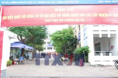 Cụ bà gần 100 tuổi tự tay bỏ lá phiếu bầu đại biểu Quốc hội và Hội đồng Nhân dân các cấp 