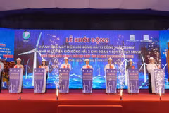 Các đại biểu thực hiện nghi thức ấn nút khởi động. (Ảnh: Tuấn Kiệt/TTXVN.)