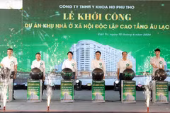 Các đại biểu thực hiện nghi thức ấn nút khởi công Dự án. (Ảnh: Tạ Toàn/TTXVN)