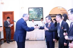 Ông Nguyễn Thanh Nghị, Phó Bí thư Thường trực Thành ủy Thành phố Hồ Chí Minh chúc mừng ông Timur Sirozevich Sadykov, Tổng lãnh sự Liên bang Nga tại Thành phố Hồ Chí Minh. (Ảnh: Xuân Khu/TTXVN)