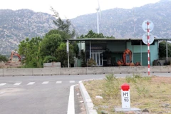 Những hộ dân nằm trong khu vực của dự án thành phần 2 đường nối Quốc lộ 1 đến Cảng biển tổng hợp Cà Ná vẫn chưa chịu bàn giao mặt bằng phục vụ thi công. (Ảnh: Công Thử/TTXVN)