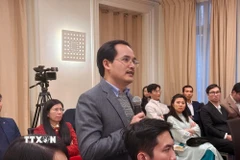 Ông Lê Văn Tranh, Nghiên cứu sinh Tiến sỹ luật học tại Đại học Paris Panthéon-Assas (Pháp), phát biểu tại Hội thảo khoa học với chủ đề “Vai trò của trí thức Việt Nam tại Pháp trong phát triển khoa học-công nghệ, đổi mới sáng tạo và chuyển đổi số tại Việt Nam,” do Đại sứ quán Việt Nam tại Pháp tổ chức. (Ảnh: Hữu Chiến/TTXVN)