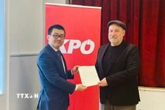 Đại sứ Vũ Lê Thái Hoàng đã gặp và trao Thư cảm ơn của Ban Chấp hành Trung ương Đảng Cộng sản Việt Nam tới tay đồng chí Günther Hopfgartner, Chủ tịch KPÖ. (Ảnh: TTXVN phát)