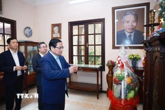 Thủ tướng Chính phủ Phạm Minh Chính dâng hương tưởng nhớ Chủ tịch Hội đồng Bộ trưởng Phạm Hùng, Thủ tướng Chính phủ Võ Văn Kiệt tại tư gia các đồng chí ở Thành phố Hồ Chí Minh. (Ảnh: Thống Nhất/TTXVN)
