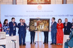 Thủ tướng Phạm Minh Chính tặng quà cho Đại sứ quán Việt Nam tại Liên bang Nga. (Ảnh: Dương Giang/TTXVN)