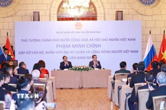 Thủ tướng Phạm Minh Chính gặp gỡ cán bộ, nhân viên Đại sứ quán và cộng đồng người Việt Nam tại Liên bang Nga. (Ảnh: Dương Giang/TTXVN)