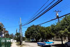 Các đường dây điện phía trên một con đường ở Miramar, La Habana (Cuba). (Ảnh: Ngọc Duy/TTXVN)