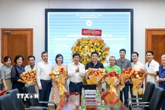 Bí thư Thành ủy Đà Nẵng Lương Nguyễn Minh Triết (thứ 7 từ trái qua) tặng hoa động viên, chúc mừng các y, bác sỹ. (Ảnh: Quốc Dũng/TTXVN)