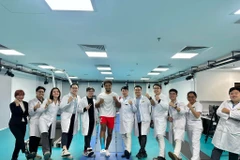 Nụ cười rạng rỡ Nguyễn Xuân Son cùng các bác sỹ Vinmec trong những ngày phục hồi chức năng. (Nguồn: Vinmec)