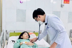Điều trị cho em nhỏ dương tính với cần sa sau khi ăn kẹo không rõ nguồn gốc mang từ nước ngoài tại Bệnh viện Nguyễn Tri Phương, Thành phố Hồ Chí Minh. (Ảnh: TTXVN phát)