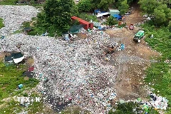 Máy móc chuyên dụng các đối tượng thực hiện hành vi “Gây ô nhiễm môi trường”. (Ảnh: TTXVN phát)