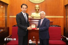 Đồng chí Đỗ Văn Chiến, Ủy viên Bộ Chính trị, Bí thư Trung ương Đảng, Chủ tịch Ủy ban Trung ương Mặt trận Tổ quốc Việt Nam tặng quà Đại sứ Trung Quốc tại Việt Nam Hà Vĩ. (Ảnh: TTXVN phát)