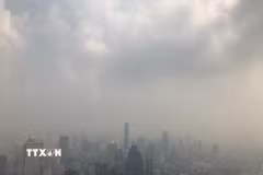 Khói mù ô nhiễm bao phủ bầu trời tại Bangkok, Thái Lan. (Ảnh: THX/TTXVN)